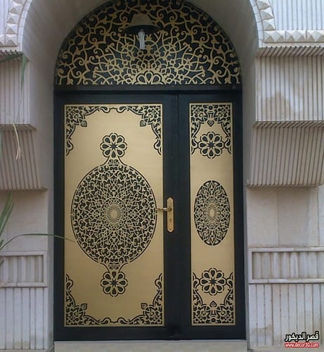 الرسم على الابواب الخشبيه